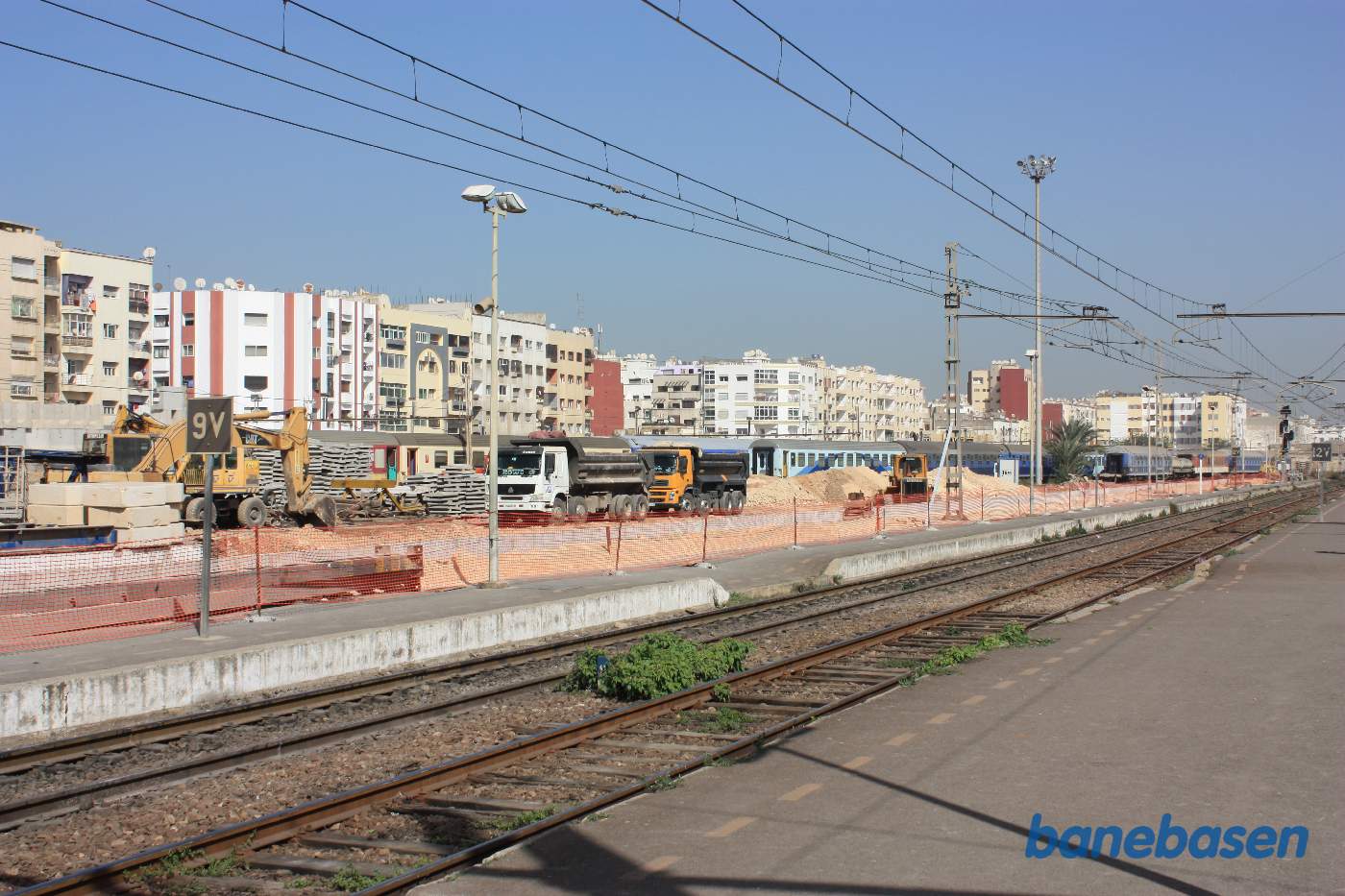 Stationen er ved at blive udvidet med flere spor, så den er forberedt til den nye højhastighedsbane fra Tanger