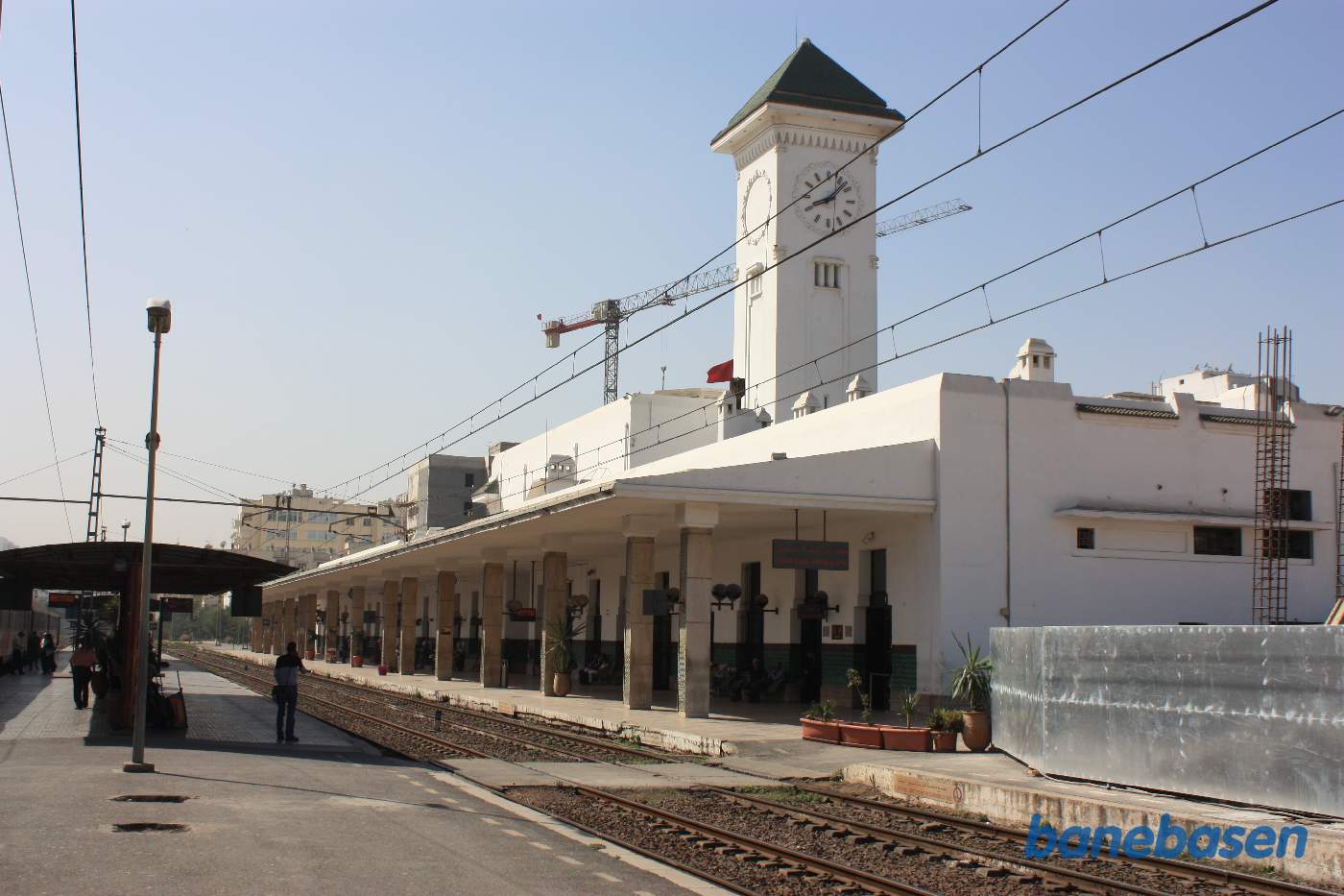 Stationsbygningen set fra perronen med det høje klokketårn