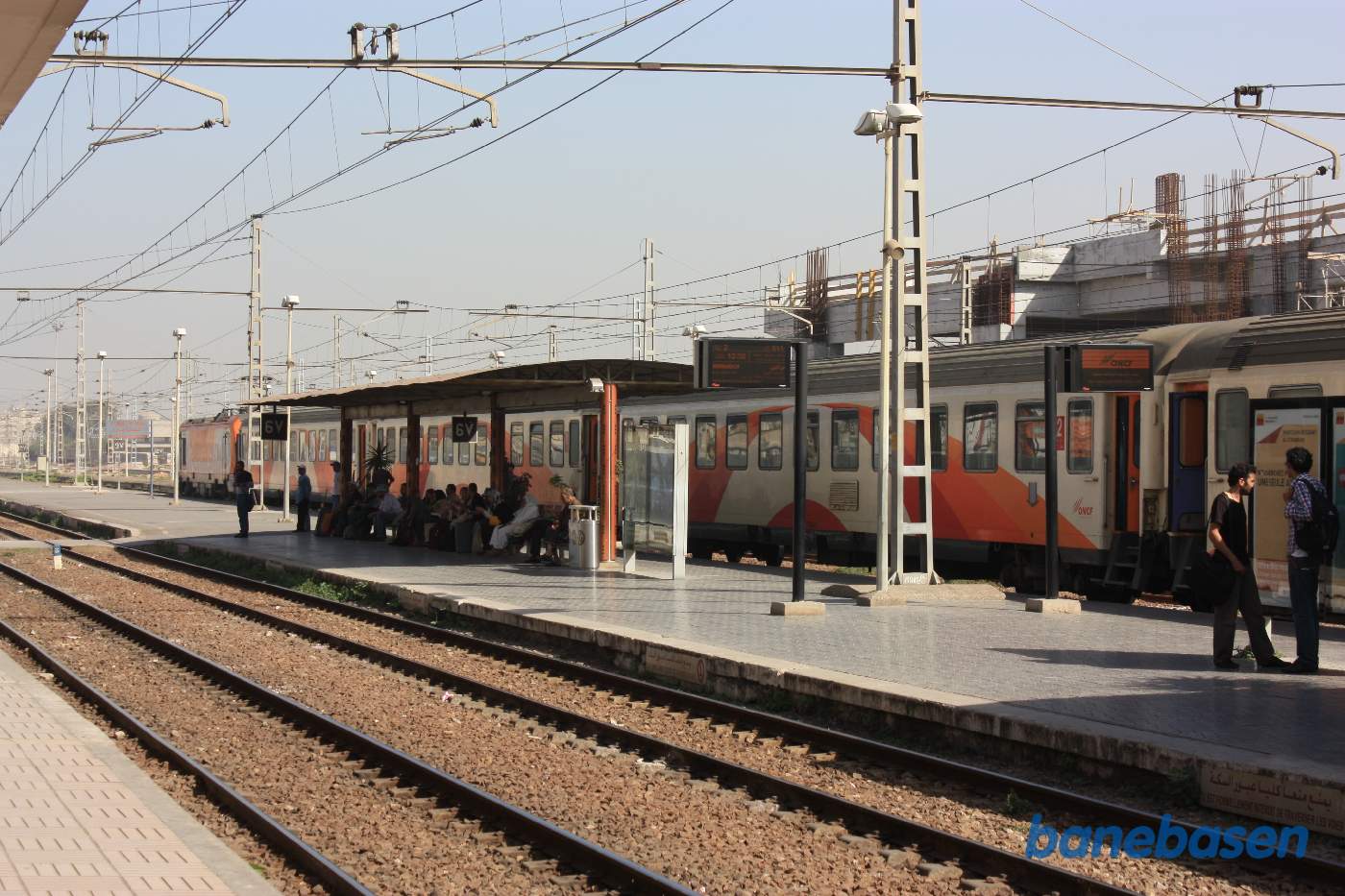 Persontoget fra Marrakech er tømt og andre rejsende venter på næste tog 12.50 til Marrakech