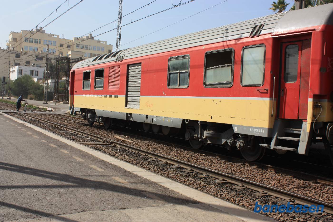 En pakvogn i et persontog ved perron