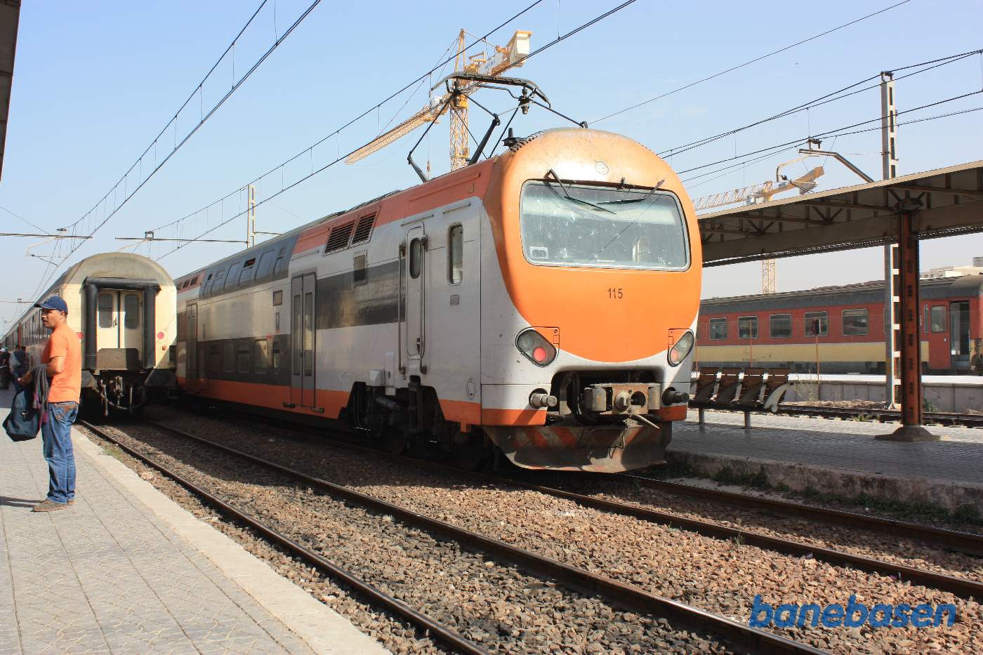 Et dobbeltdækker lokaltog ved perron