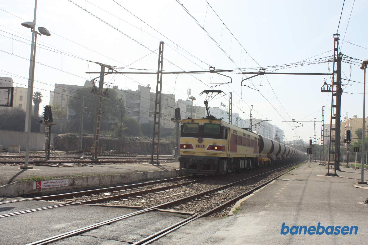 Et godstog triller gennem stationen