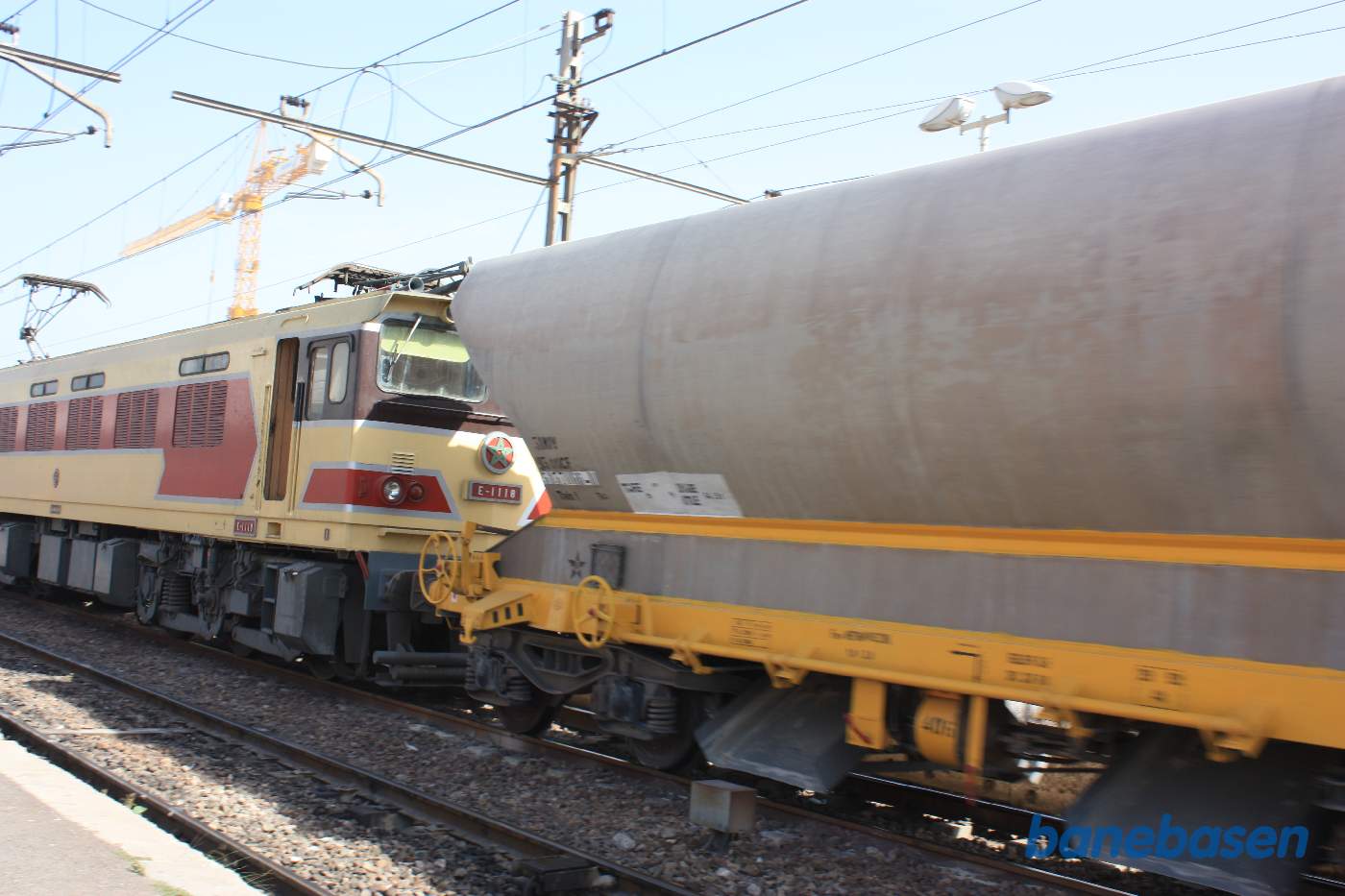 Et godstog triller gennem stationen