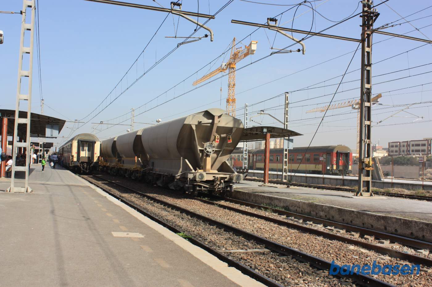 Et godstog triller gennem stationen