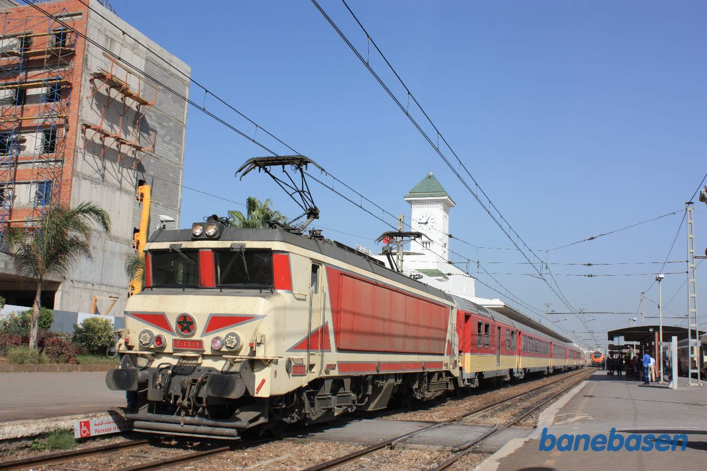 Et elektrisk lokomotiv er koblet på persontogets vogne i spor 1 mens toget til Marrakech 12.50 er på vej ind i spor 2