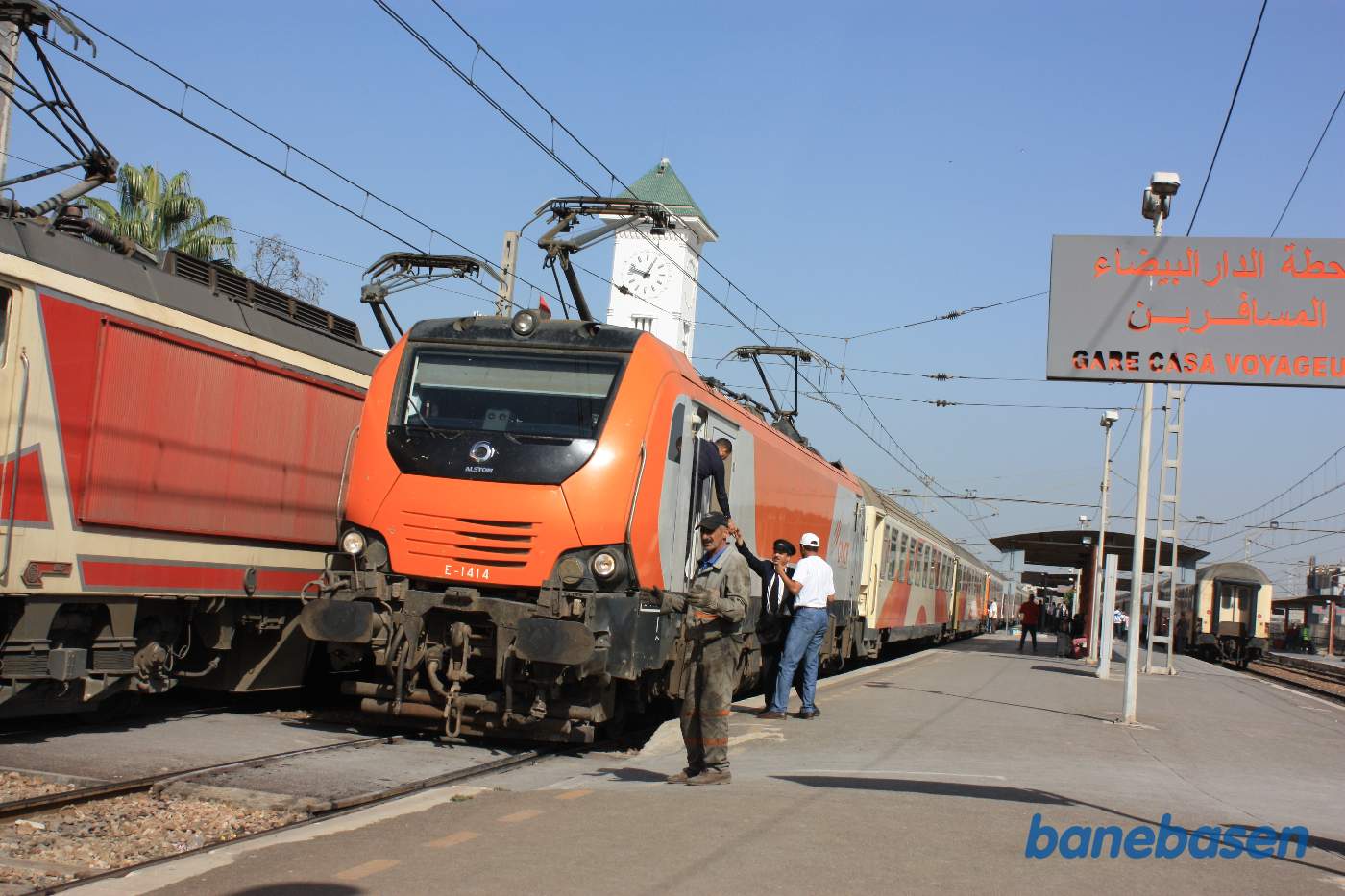 Persontoget til Marrakech 12.50 holder i spor 2. Lokomotivføreren får overrakt nogle papirer