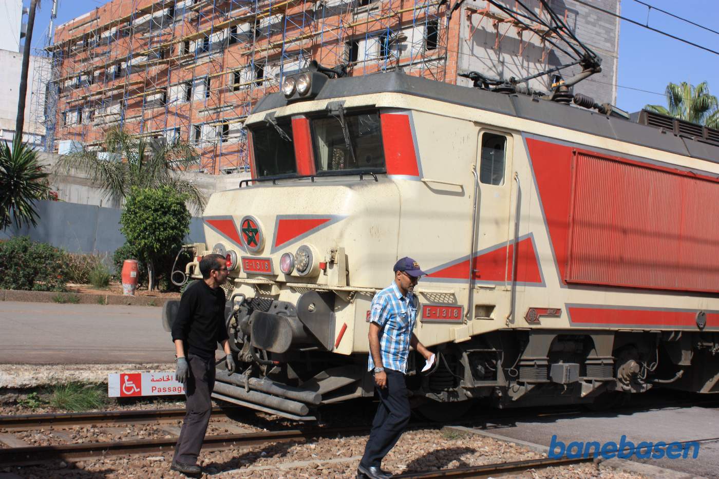 Personale krydser sporene foran de 2 lokomotiver