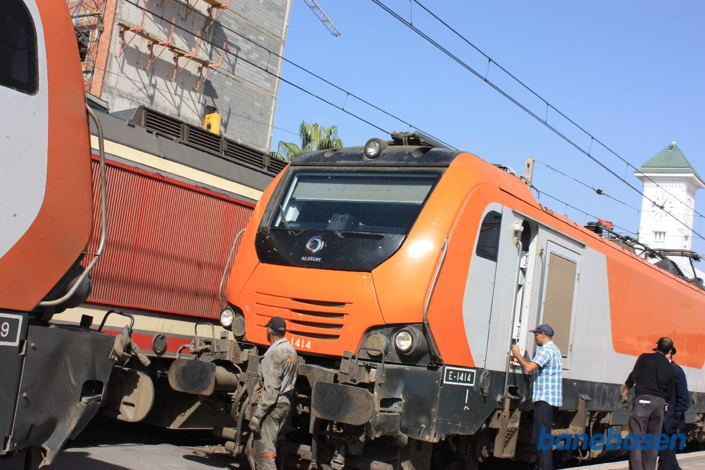 Rangisten gør klar til at koble yderligere et lokomotiv foran på persontoget til Marrakech