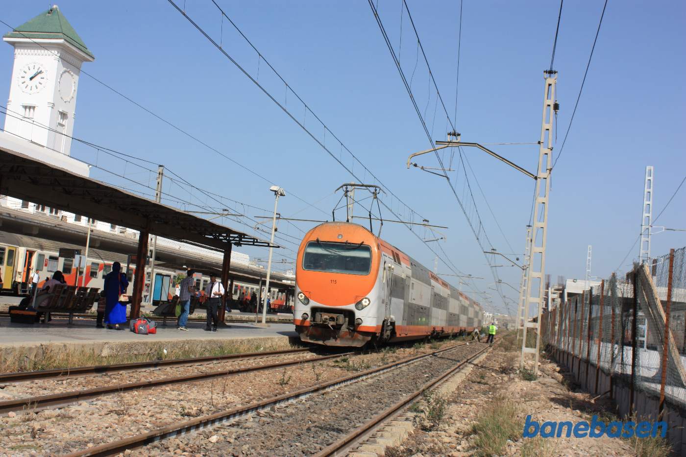 Et dobbeltdækker lokaltog ved perron