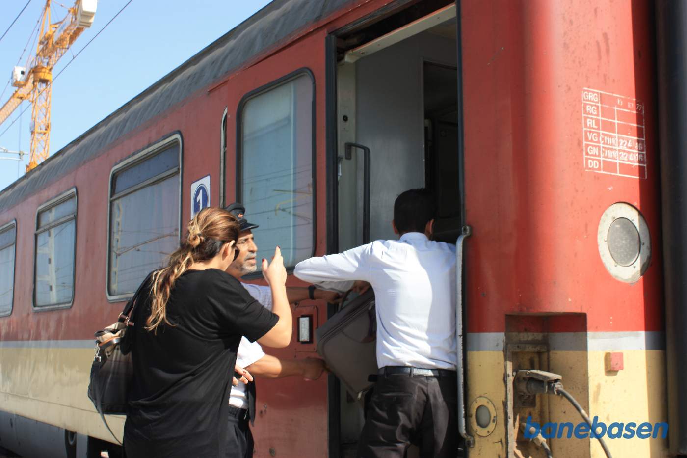 Togpersonalet hjælper de rejsende om bord på toget