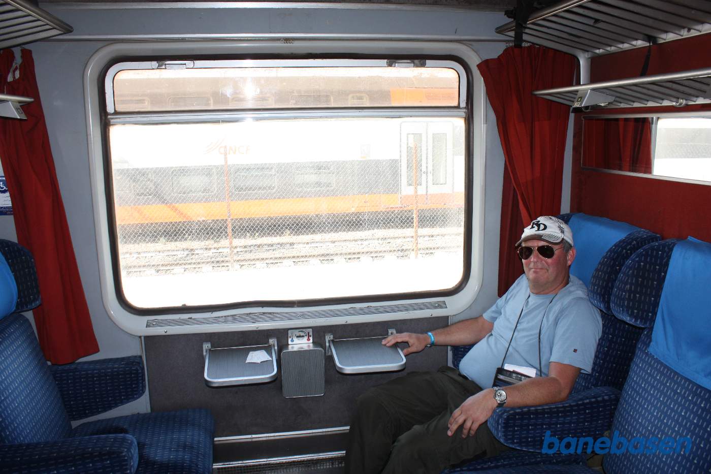 En turist har taget plads i en af 1.klasses vognens fine kupéer