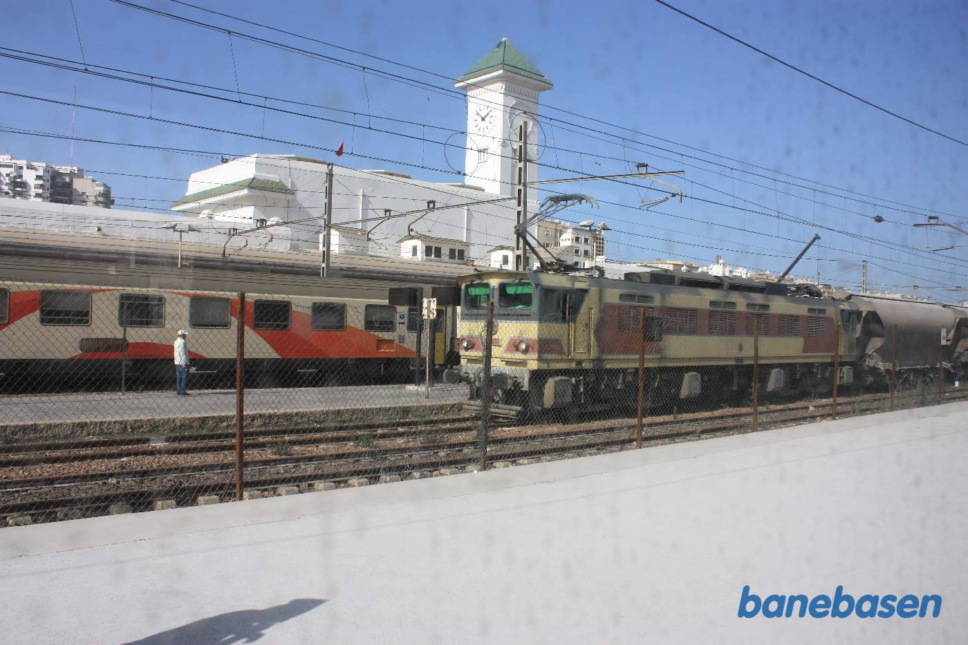 Et godstog triller gennem stationen