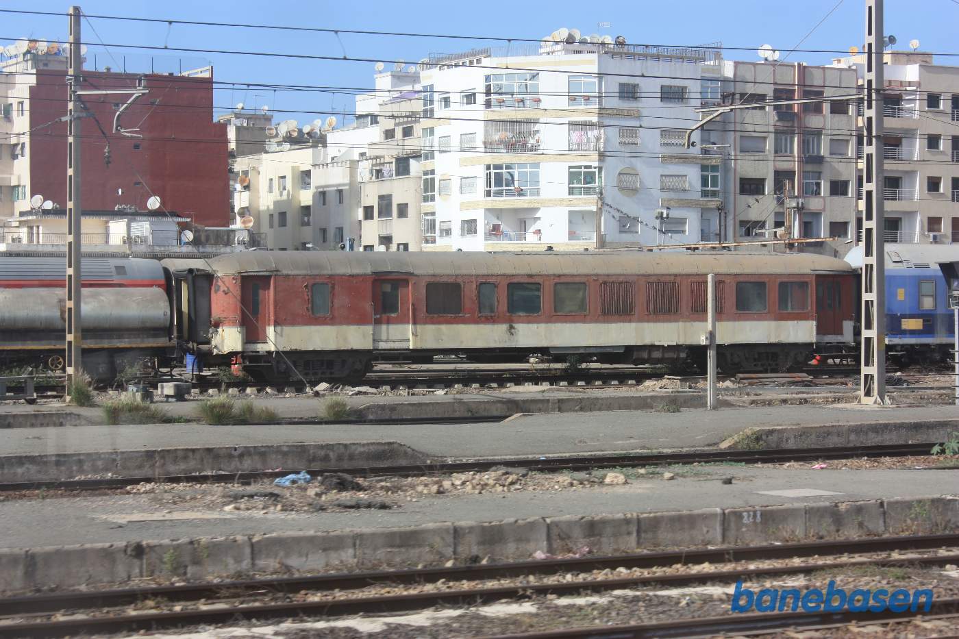 En noget ramponeret pak- og personvogn i sidesporet