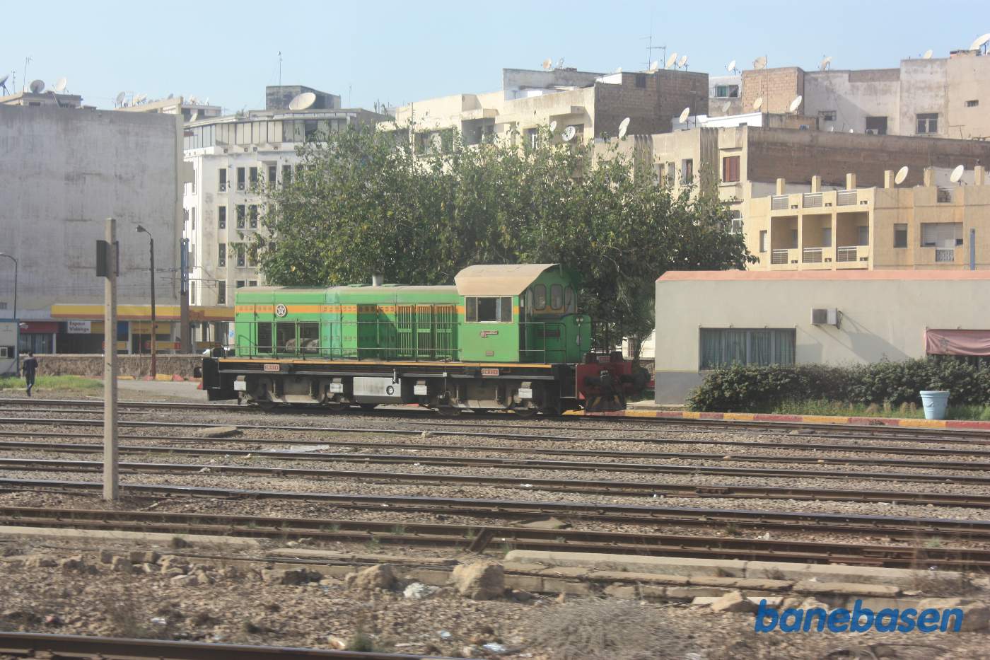 Et grønt rangerlokomotiv i sidesporet