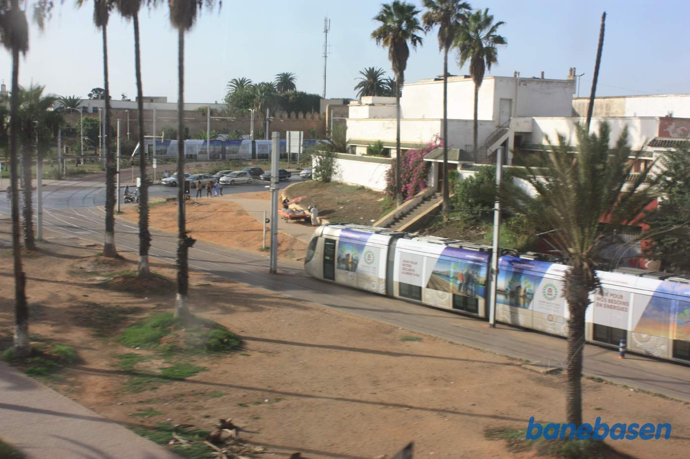 Stort vejkryds med sporvogne