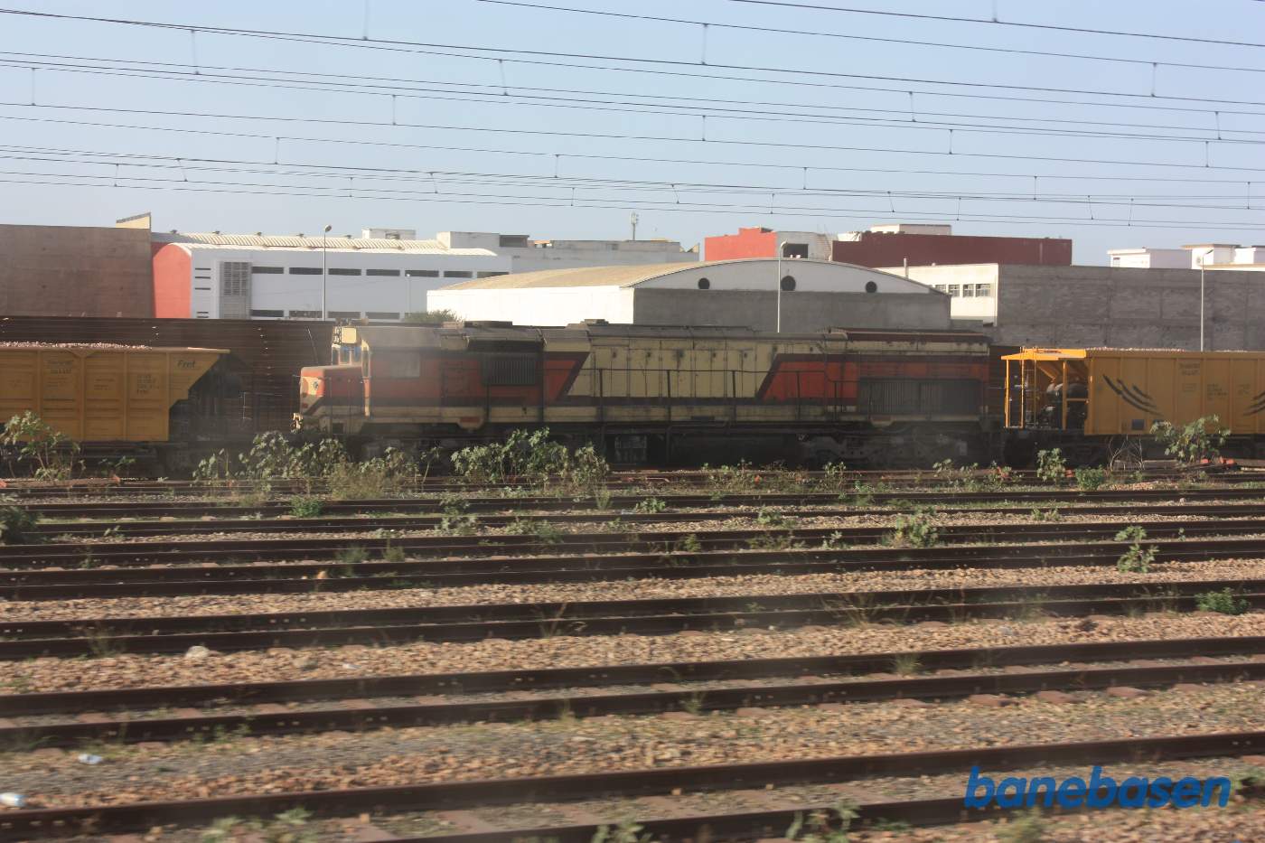 Diesellokomotiv og skærvevogne i sidesporet