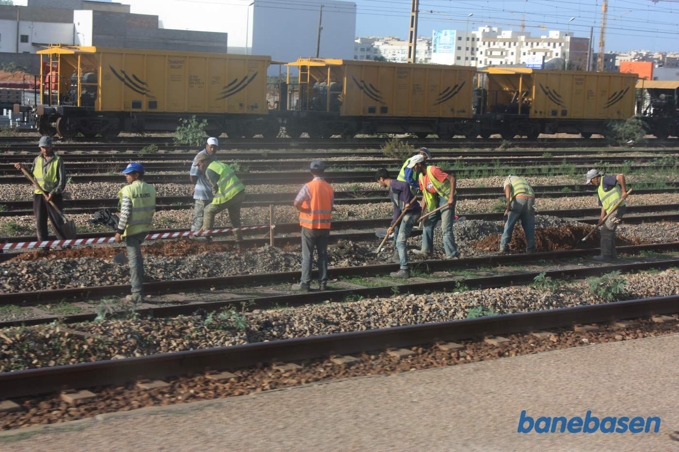 Banearbejdere i fuld gang med skovle