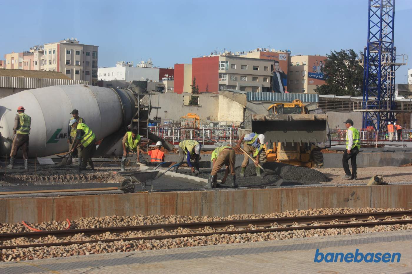 Asfalt- og beton arbejdere i gang med de nye perroner