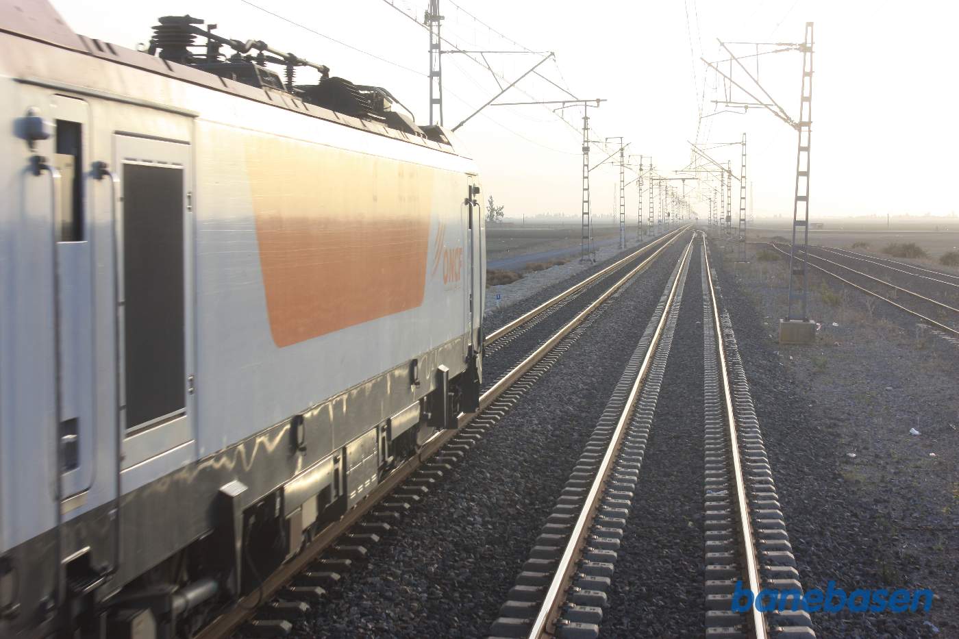 Vi krydser med et modkørende tog på en lille landstation