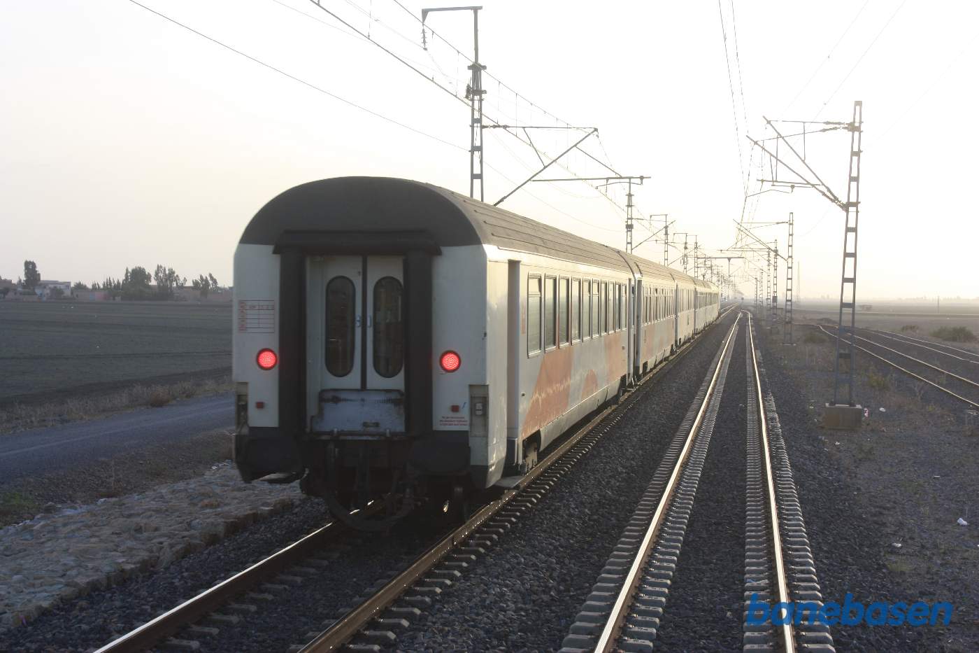Vi krydser med et modkørende tog på en lille landstation