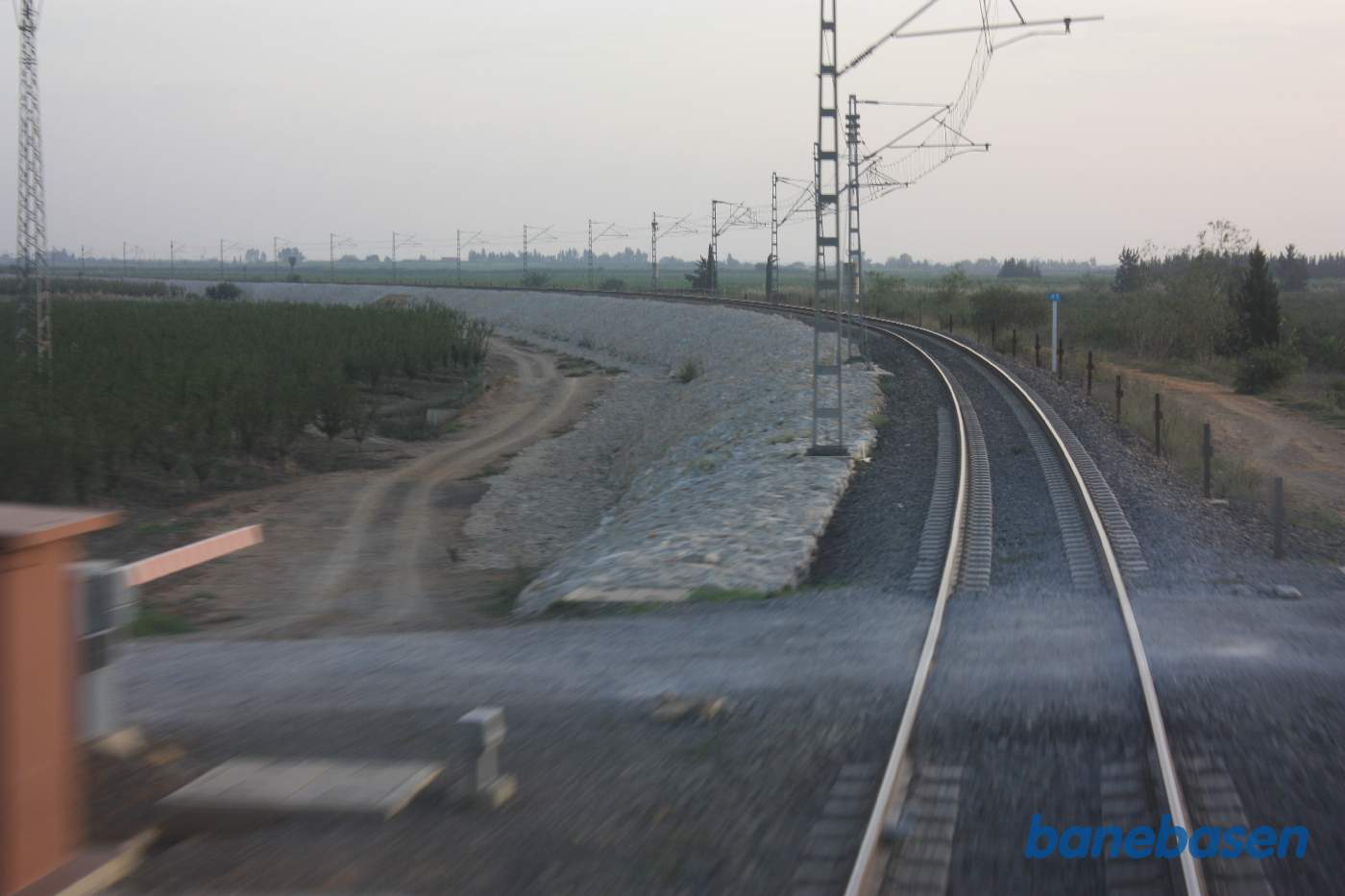 Lige inden stationen løber banen i en stor kurve med en vejoverkørsel