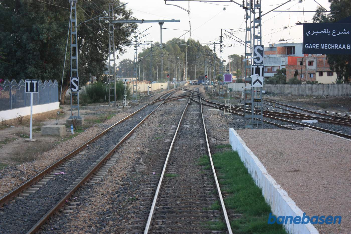 Her ses sporskifterne i udkørselsenden i retning mod Meknés til venstre og Rabat til højre