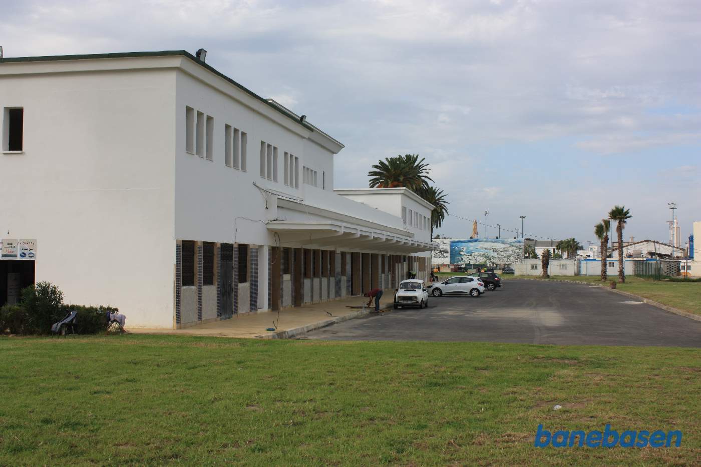 Vi kigger på den nedlagte havnestation i Tanger, hvor rejsende til Spanien, der kom med tog, kunne gå næsten direkte om bord på færgerne. Her lå skinnerne engang