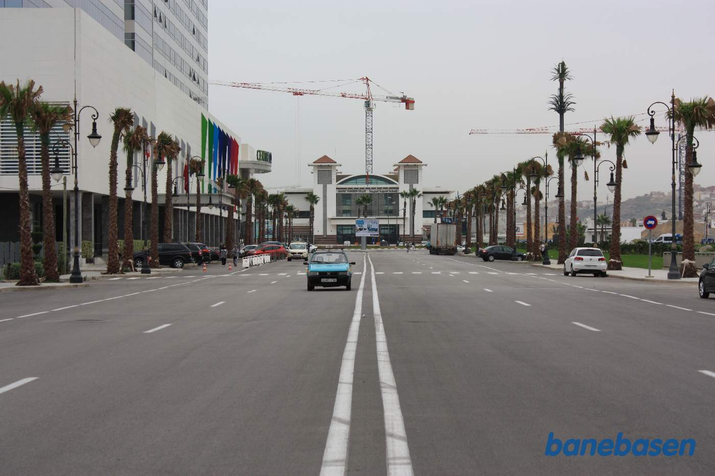 Vi kigger op ad Avenue de France og for enden ligger banegården, 2,5 km fra havnestationen og middelalderbyen
