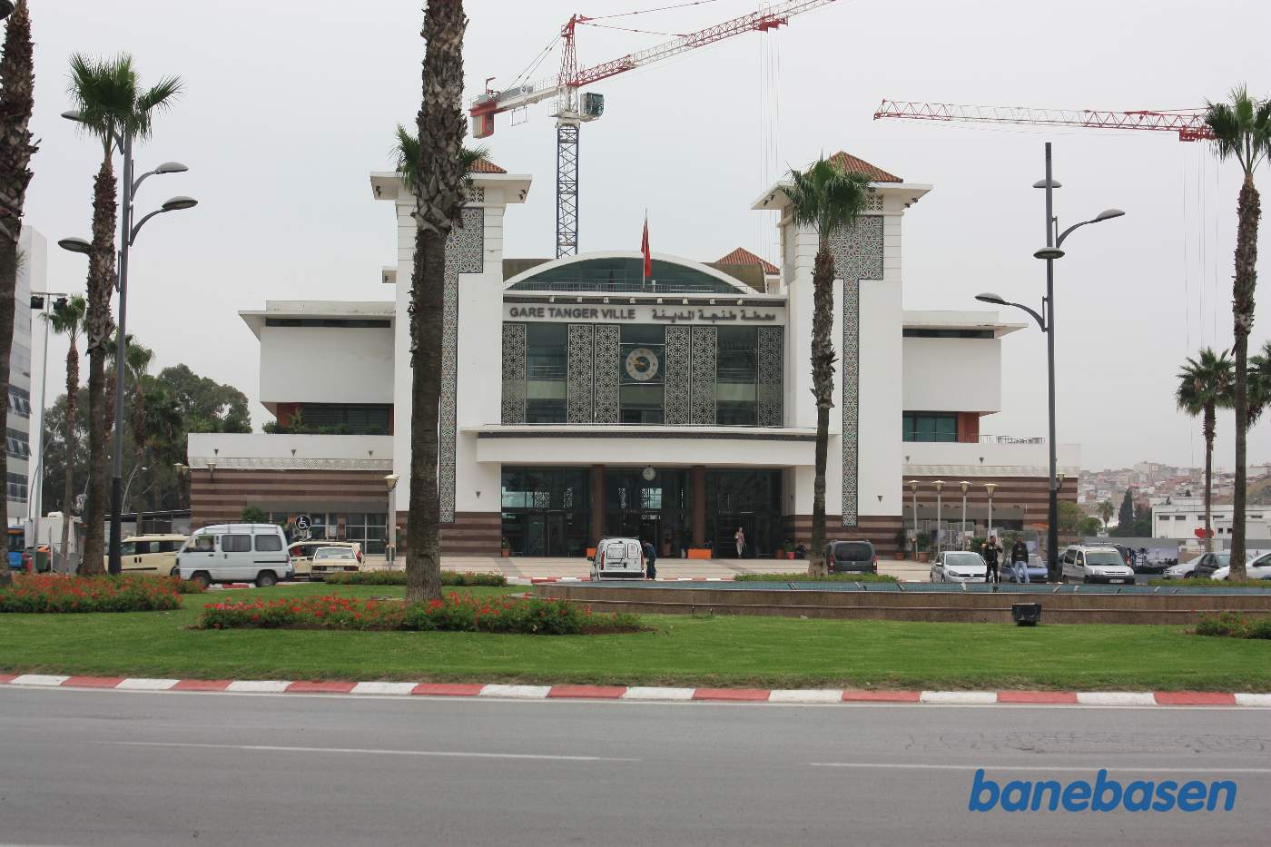 For enden af Avenue de France ligger banegården, 2,5 km fra havnestationen og middelalderbyen