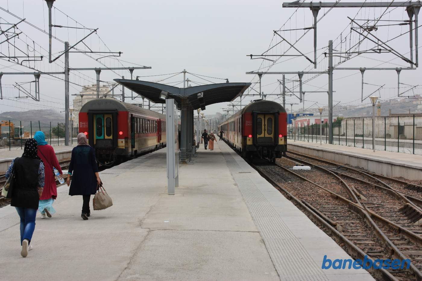 2 persontog holder ved perron. Højhastighedsperronerne bygges til højre