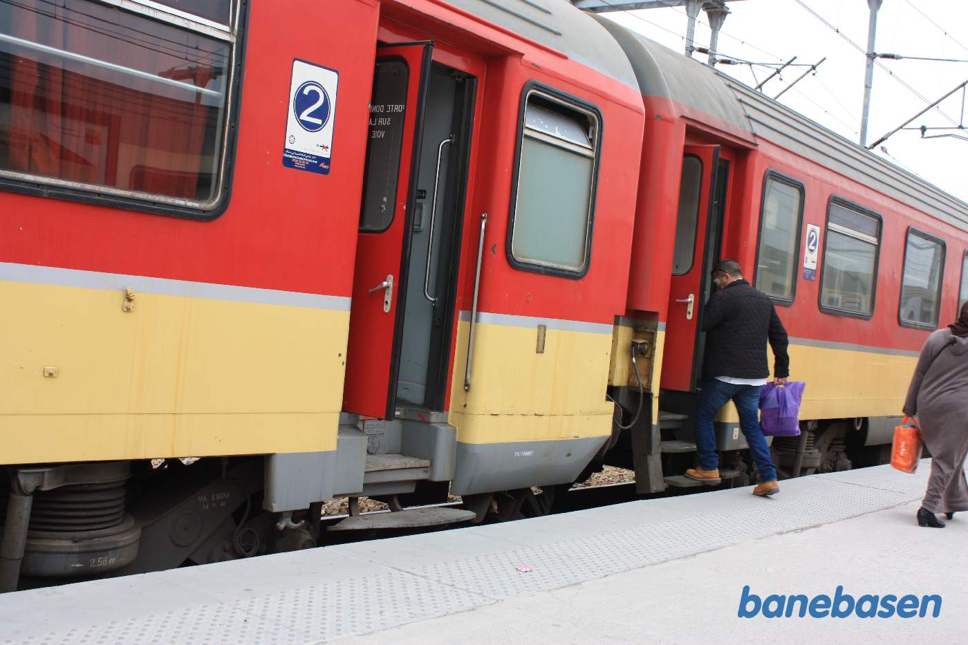 De rejsende går om bord på togene