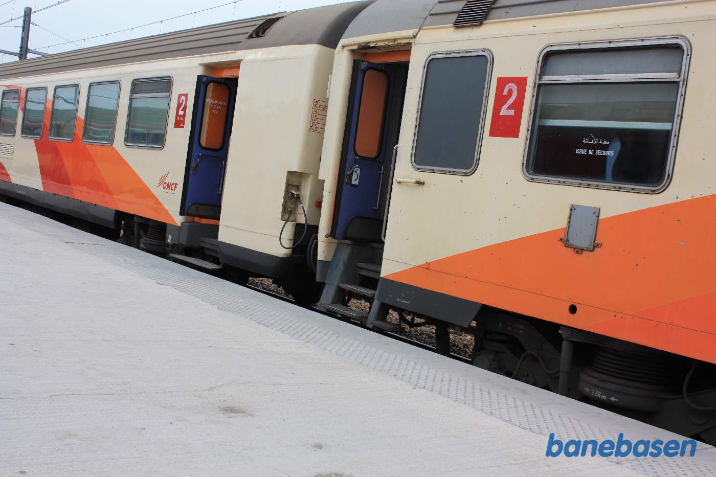 Indgangsdørene i 2 personvogne