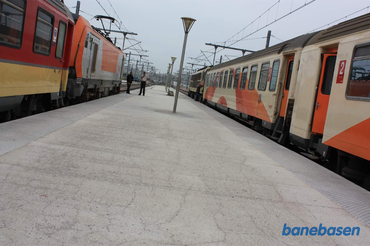 Da fotografering ikke er tilladt alle steder, må man lade som om man ikke fotograferer og derfor bliver vinklen af og til lidt skæv