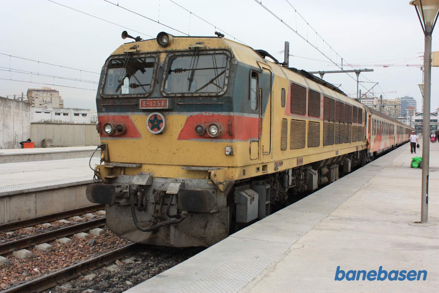 Det elektriske lokomotiv på det ene persontog