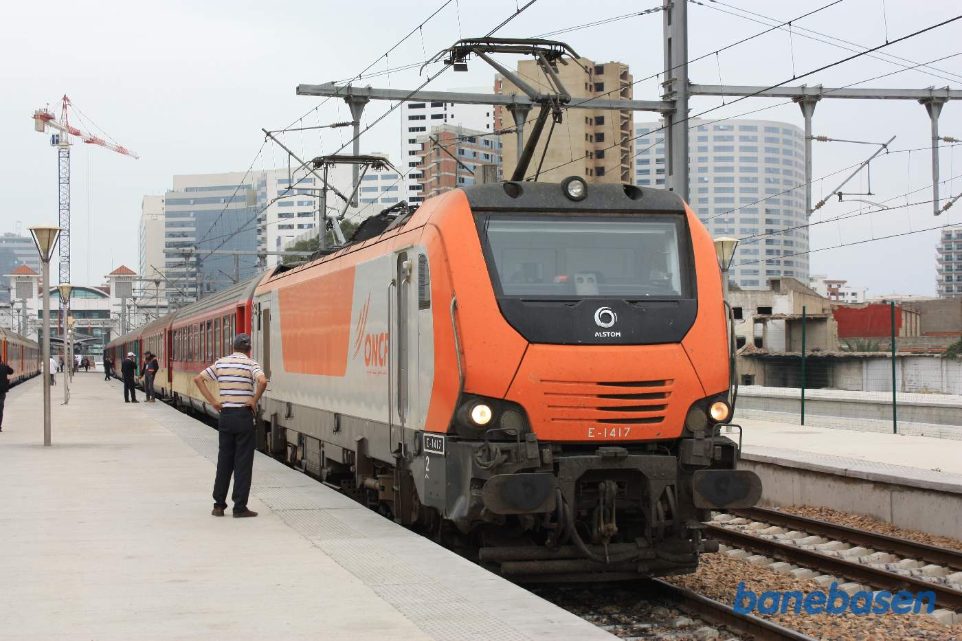 Det elektriske lokomotiv på det andet persontog, som vi skal med