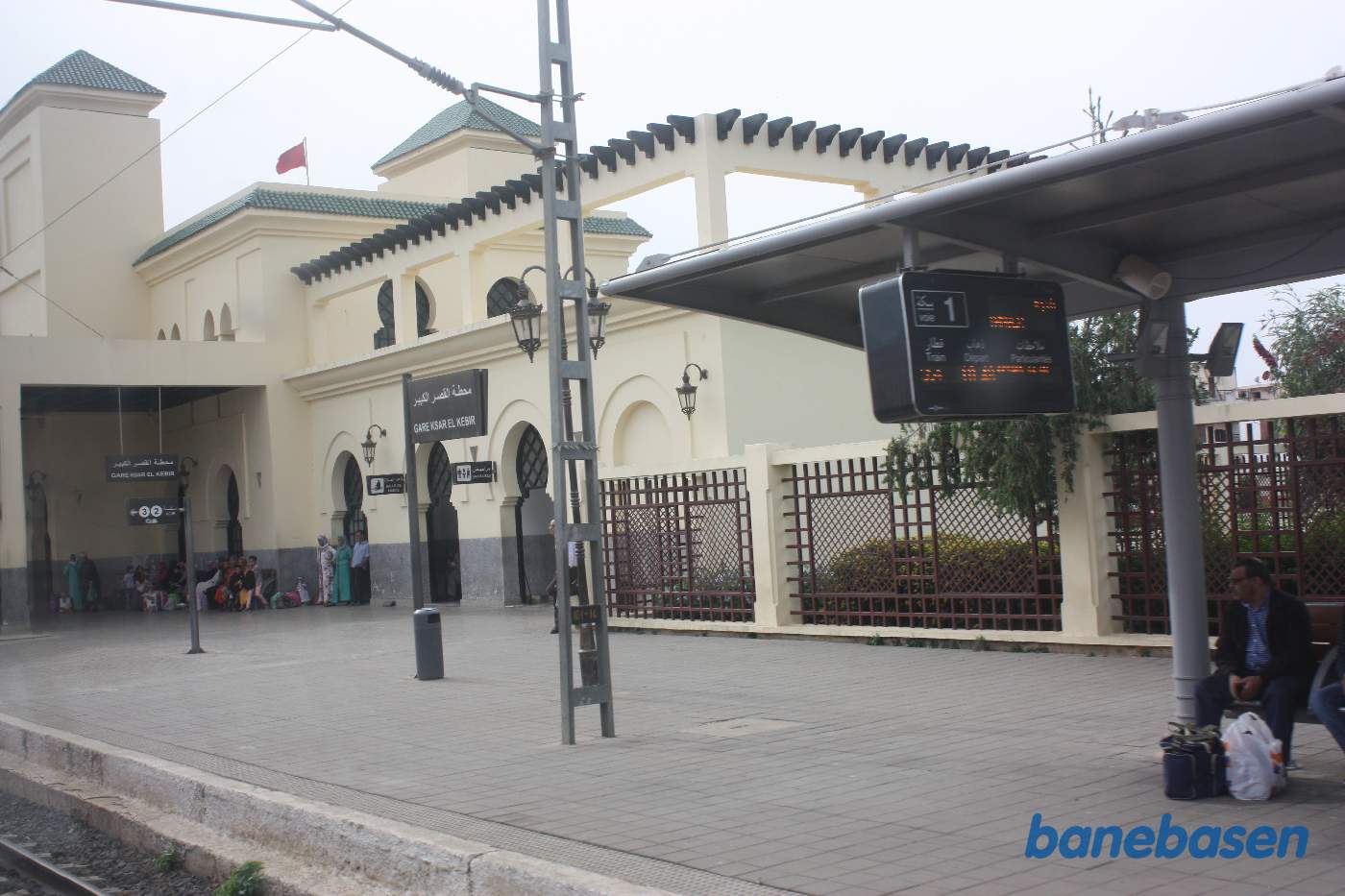 Billede af stationsbygningen og perron 1, set fra toget