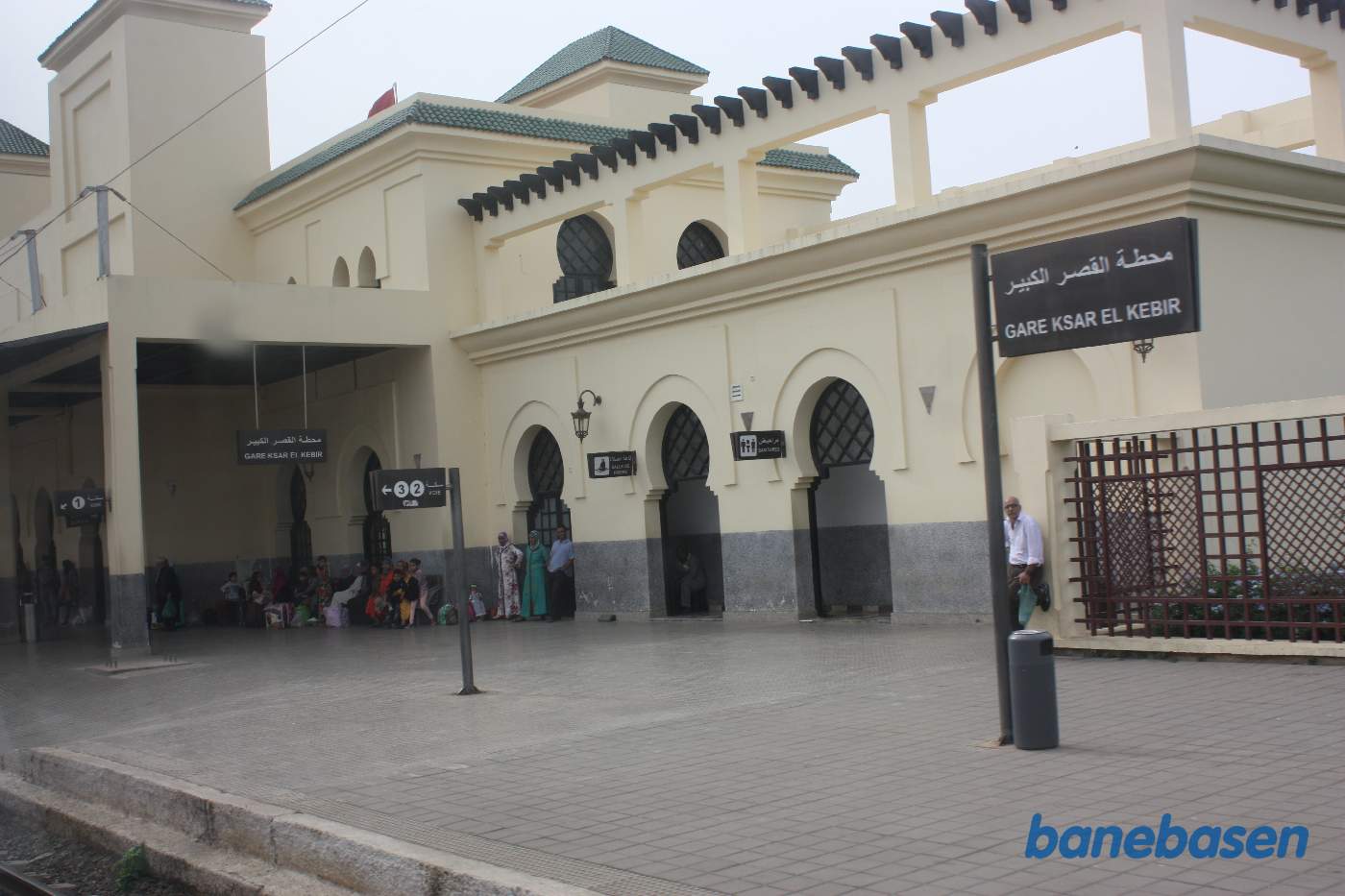 Billede af stationsbygningen og perron 1, set fra toget