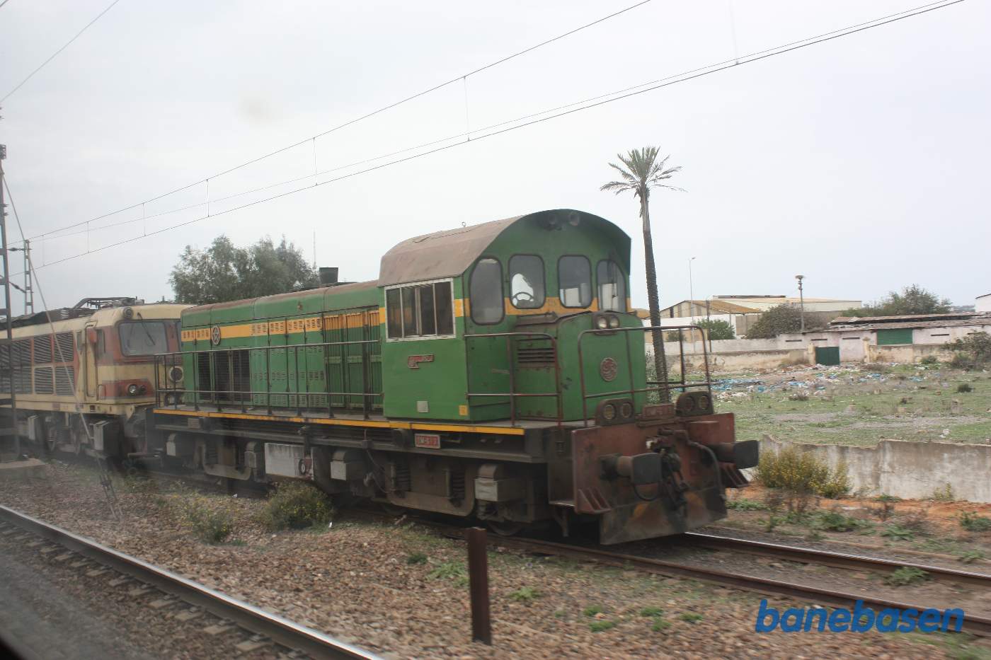 Et grønt rangerlokomotiv i sidesporet