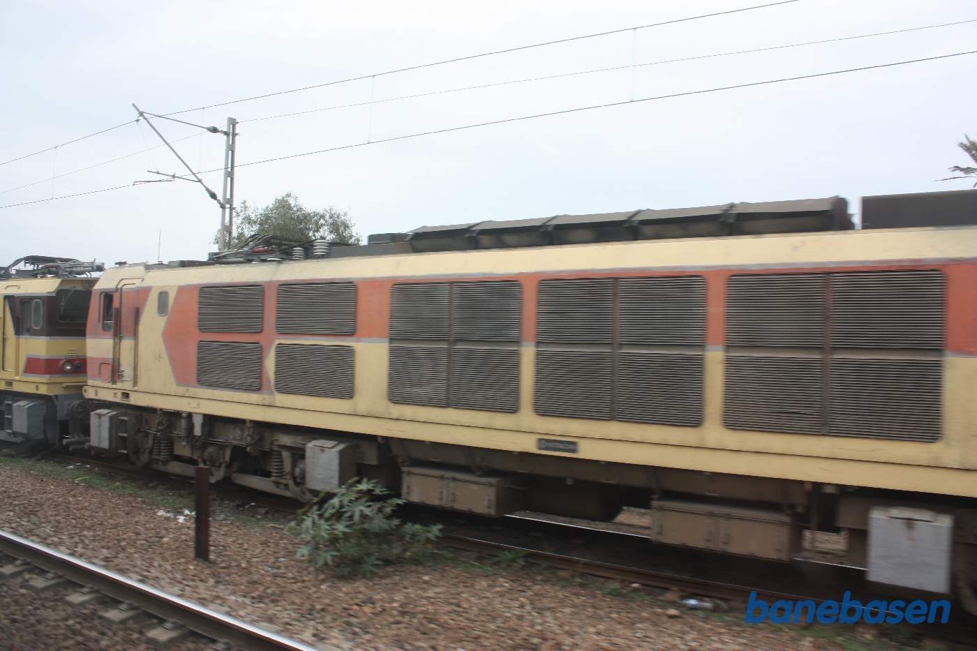 Et par elektriske lokomotiver i sidesporet