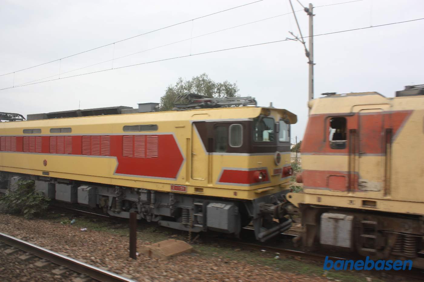 Et par elektriske lokomotiver i sidesporet