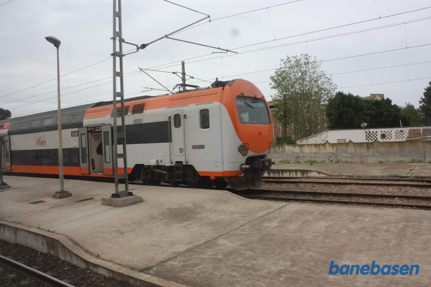 Et dobbeltdækker lokaltog ved perron