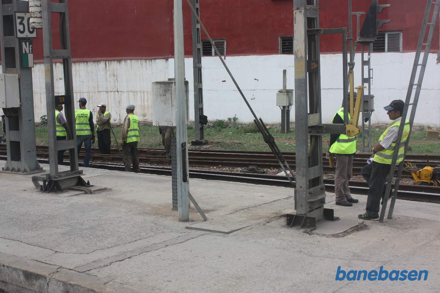 Banearbejdere i fuld gang med dagens arbejde