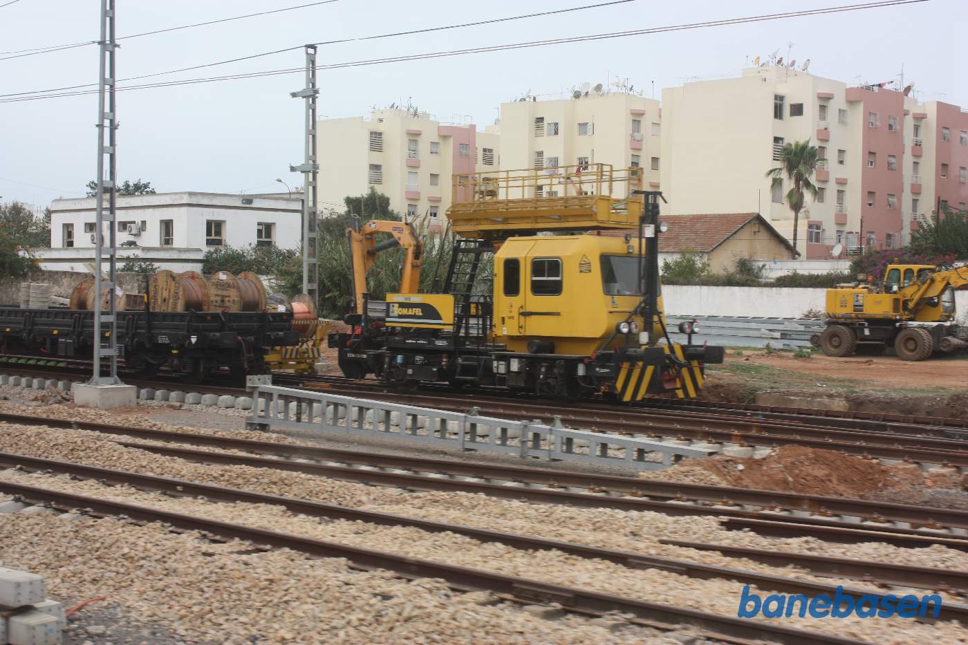 En gul kørestrømstrolje i sidesporet