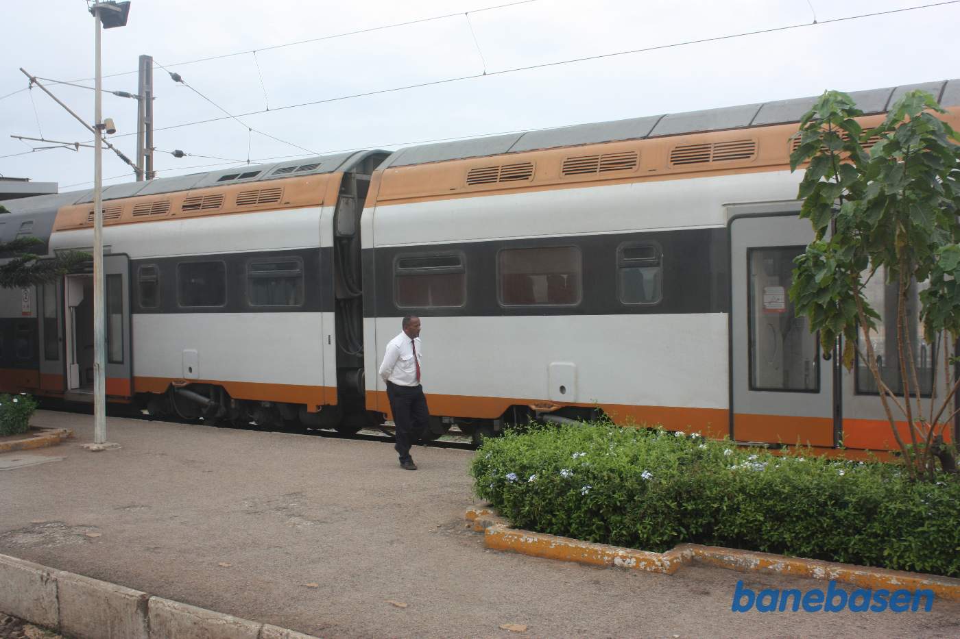 Et dobbeltdækker lokaltog ved perron