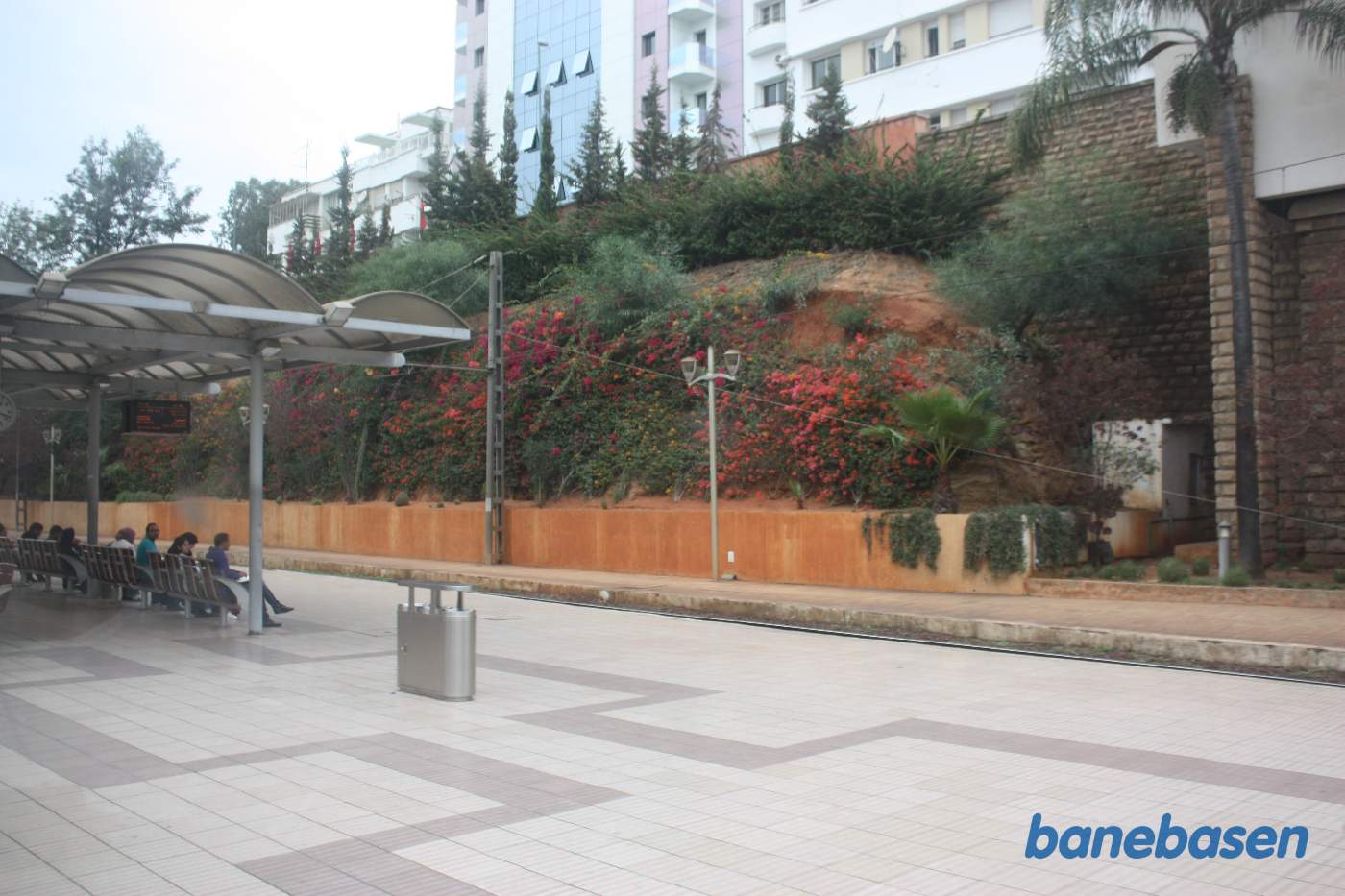 Inde i Rabats gamle bydel er banen gravet ned i tunnel før og efter stationen, der kun har 2 spor