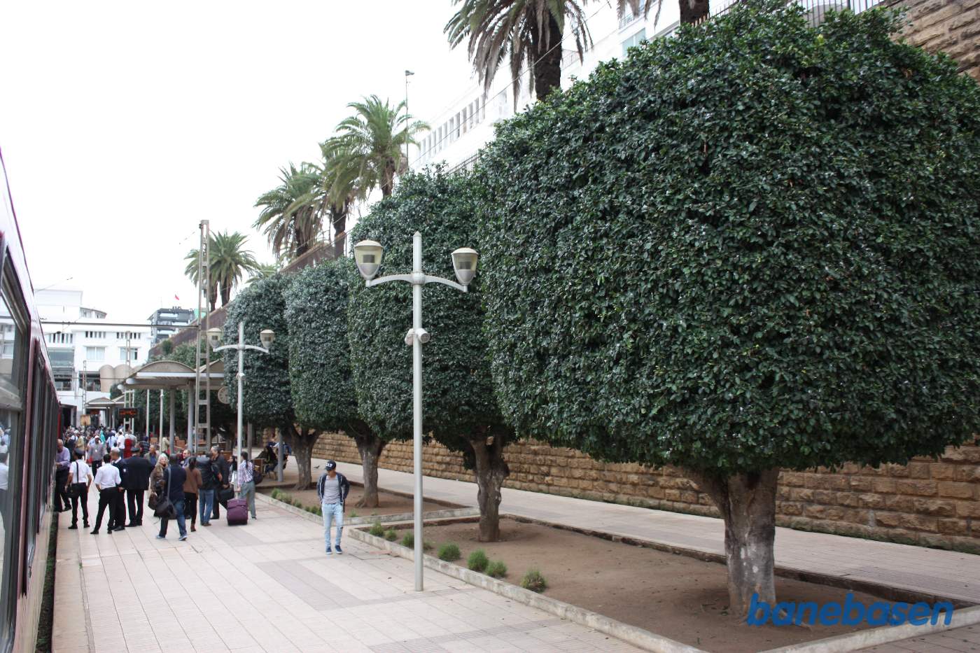 Inde i Rabats gamle bydel er banen gravet ned i tunnel før og efter stationen, der kun har 2 spor