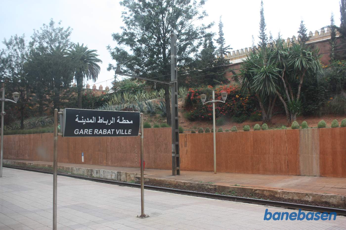 Inde i Rabats gamle bydel er banen gravet ned i tunnel før og efter stationen, der kun har 2 spor