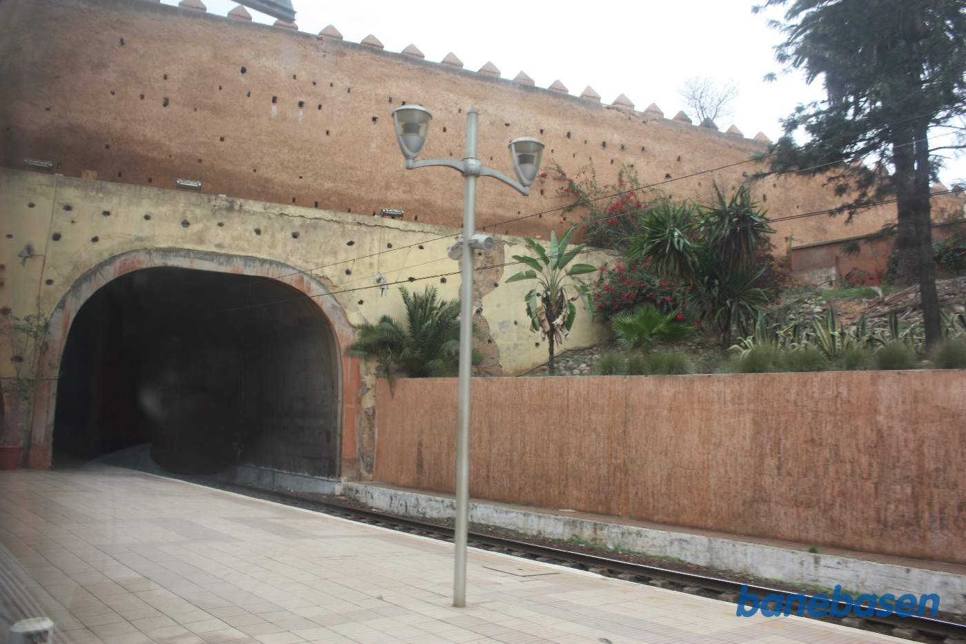 Inde i Rabats gamle bydel er banen gravet ned i tunnel før og efter stationen, der kun har 2 spor