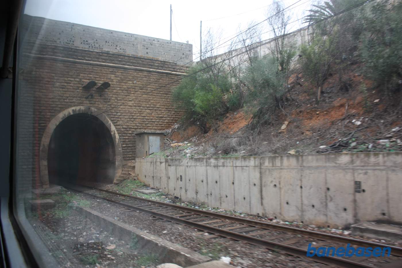 Vi er kommet ud af tunnelen under byen, men kører i banegraven