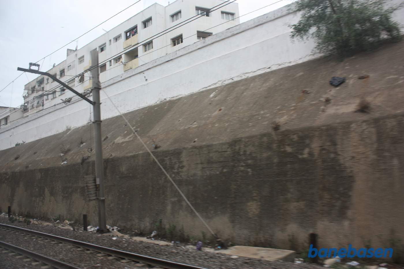 Vi er kommet ud af tunnelen under byen, men kører i banegraven